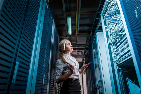 Junge Ingenieurin Geschäftsfrau im Netzwerk-Serverraum — Stockfoto