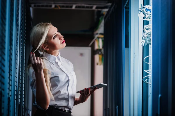 Jonge ingenieur zakenvrouw in netwerk serverruimte — Stockfoto