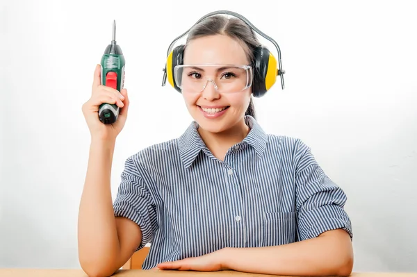 Jonge vrouw met een boor — Stockfoto