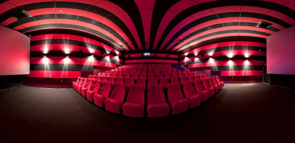 Sièges rouges confortables vides au cinéma — Photo