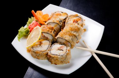 Ahşap bir karanlık masa üzerinde rulo kümesi.