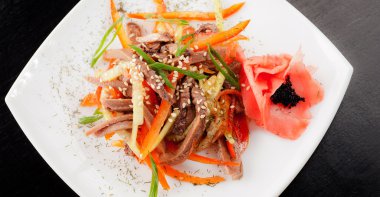 Restoranda et ve sebze salatası.