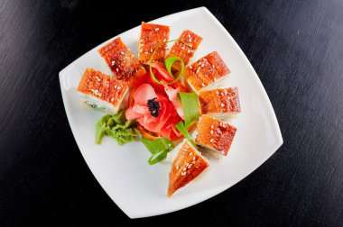 Ahşap bir karanlık masa üzerinde rulo kümesi.