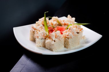 Ahşap bir karanlık masa üzerinde rulo kümesi.