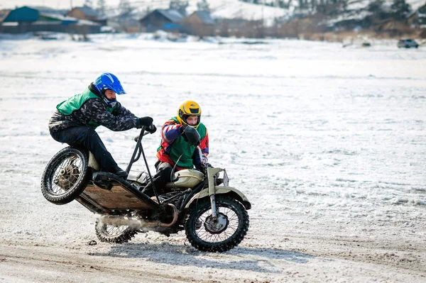 Ulan-Ude, RUSIA - Enero de 2014: Competidores en competición de bicicletas de invierno sobre hielo . — Foto de Stock