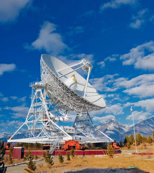 Enorme radio-antenne met grote diameter — Stockfoto