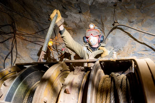 Minero dentro de una mina de oro . — Foto de Stock