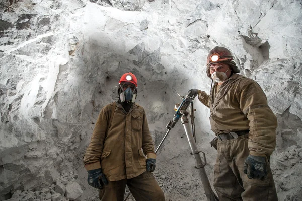 Minero dentro de una mina de oro . — Foto de Stock