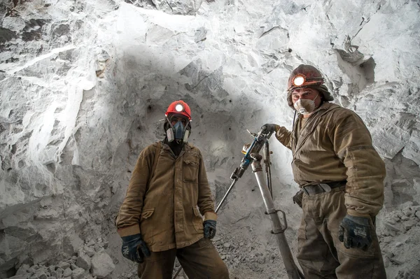 Bergmann in einer Goldmine. — Stockfoto