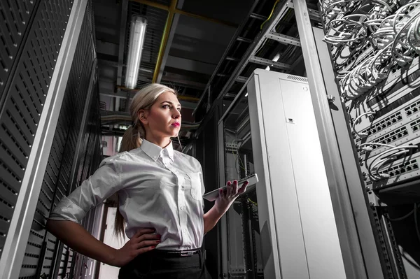 Junge Ingenieurin Geschäftsfrau im Serverraum — Stockfoto