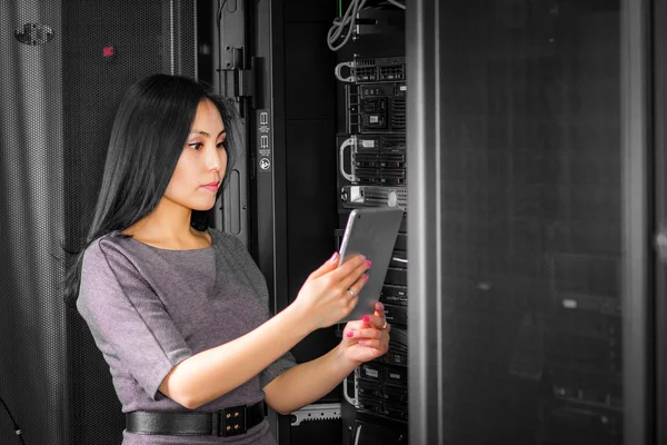 Ingénieur femme d'affaires dans la salle de serveur réseau — Photo