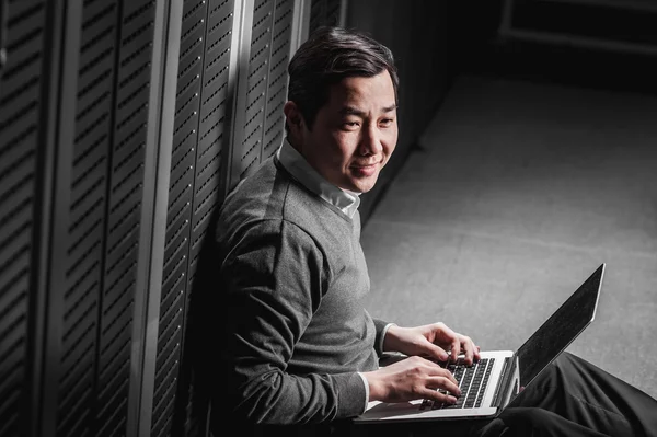 Junger Ingenieur Geschäftsmann im Netzwerk-Serverraum — Stockbild Junger Ingenieur Geschäftsmann im Serverraum — Stockfoto