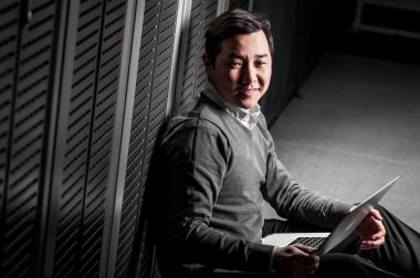 Genç işadamı sunucu odasında mühendisi