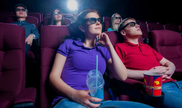 Ludzi w kinie w okularach 3d — Zdjęcie stockowe