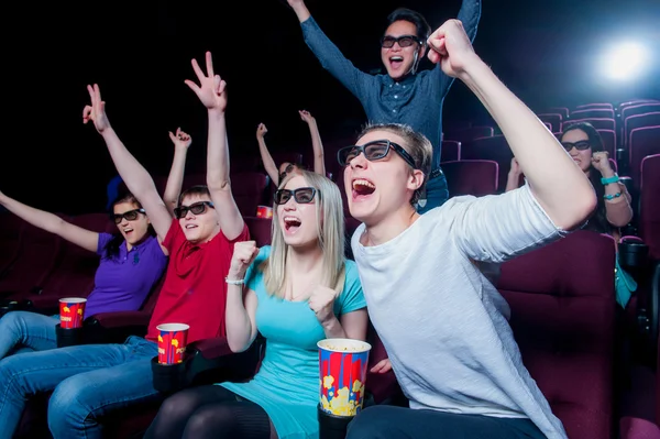 La gente en el cine con gafas 3D — Foto de Stock