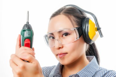 Elinde matkapla genç bir kadın