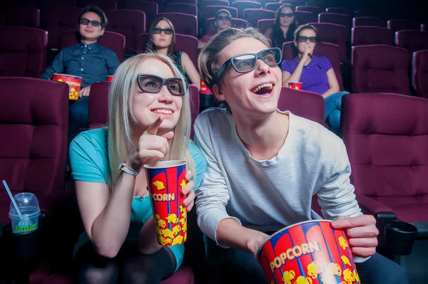 La gente en el cine con gafas 3D — Foto de Stock