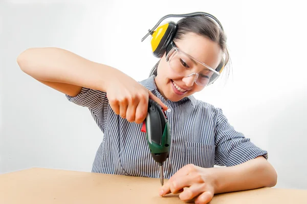 Mujer joven con un taladro — Foto de Stock