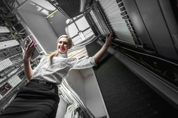 Joven empresaria ingeniera en sala de servidores — Foto de Stock