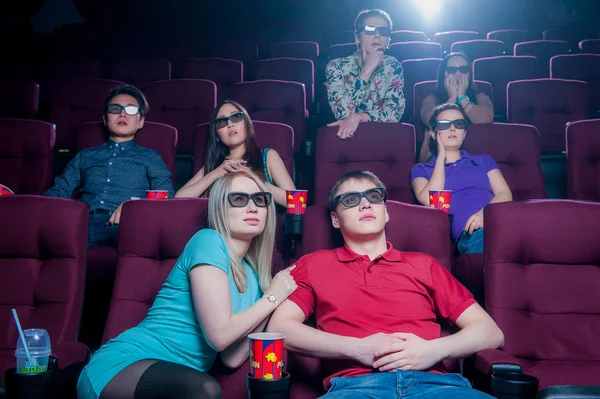 Люди в кинотеатре в 3D очках — стоковое фото