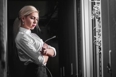 Sunucu odasında işkadını genç mühendis