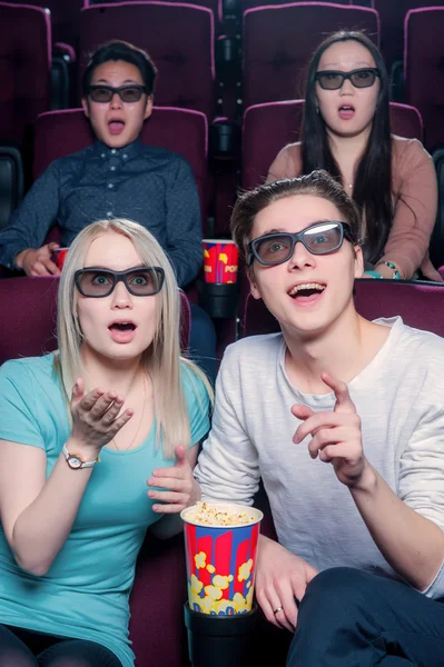 Люди в кіно в 3d окулярах — стокове фото