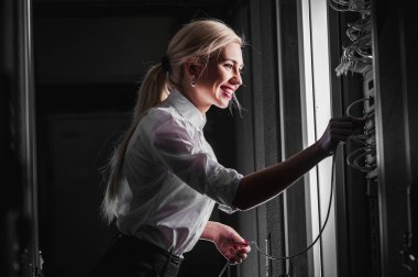 Sunucu odasında işkadını genç mühendis