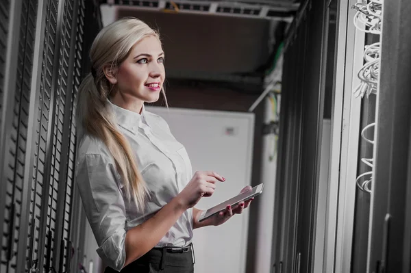 Jonge ingenieur zakenvrouw in serverruimte — Stockfoto
