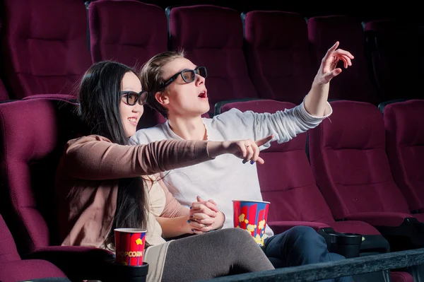 La gente en el cine con gafas 3D — Foto de Stock