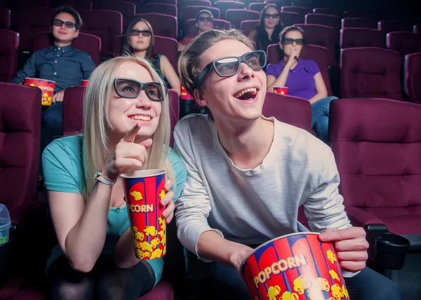 Люди в кинотеатре в 3D очках — стоковое фото