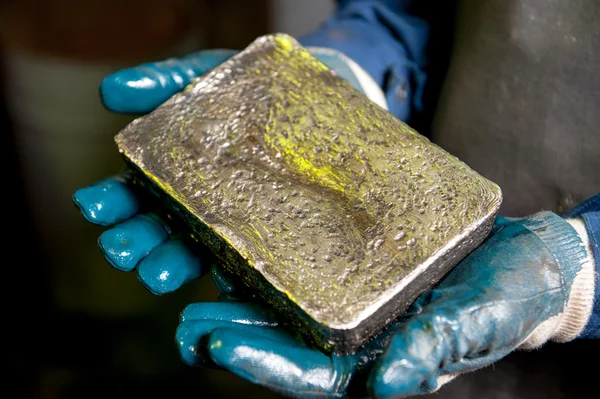 Raw gold ingot in the hands — Stock Photo, Image