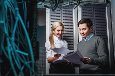 Genç İşadamları sunucu odasında mühendisler