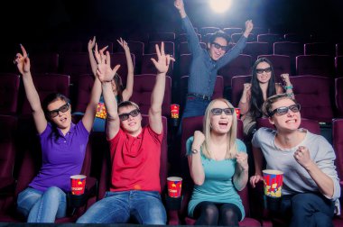 Sinemada 3d gözlük takan insanlar
