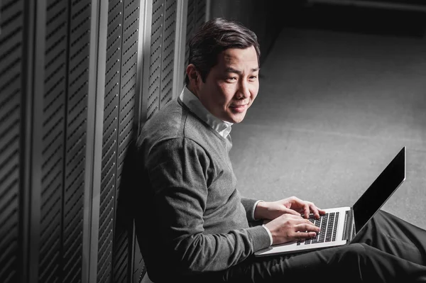 Junger Ingenieur Geschäftsmann im Netzwerk-Serverraum — Stockbild Junger Ingenieur Geschäftsmann im Serverraum — Stockfoto