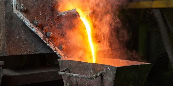 Molted goud in een fabriek — Stockfoto