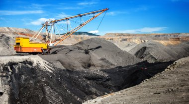 Kaptan üzerinde açık çukur kömür madeni