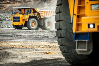 Büyük sarı maden kamyonu. BelAZ.