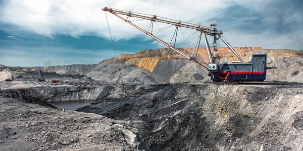 Dragline на вугільній шахті відкритого ями — стокове фото