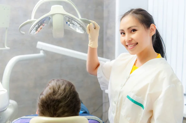 Retrato de um dentista amigável na clínica dentária — Fotografia de Stock