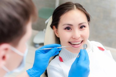 Dişçi ofisinde genç bayan hasta