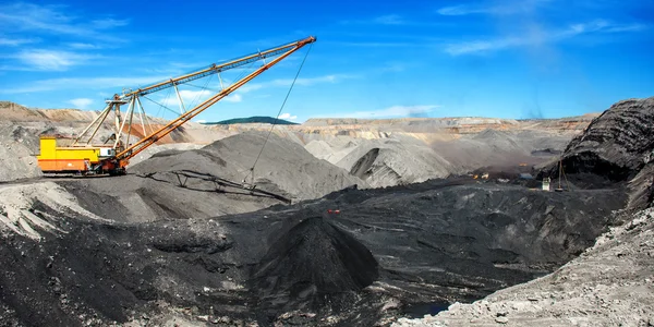 Dragline sur une mine de charbon à ciel ouvert — Photo