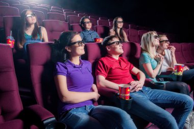 Sinemada 3d gözlük takan insanlar