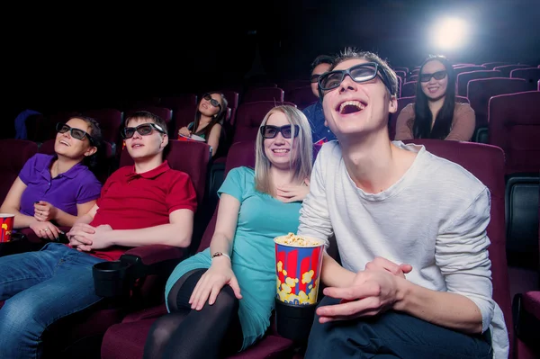 Menschen im Kino mit 3D-Brille lizenzfreie Stockfotos