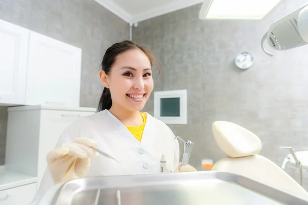 Retrato de un dentista en el consultorio — Foto de Stock