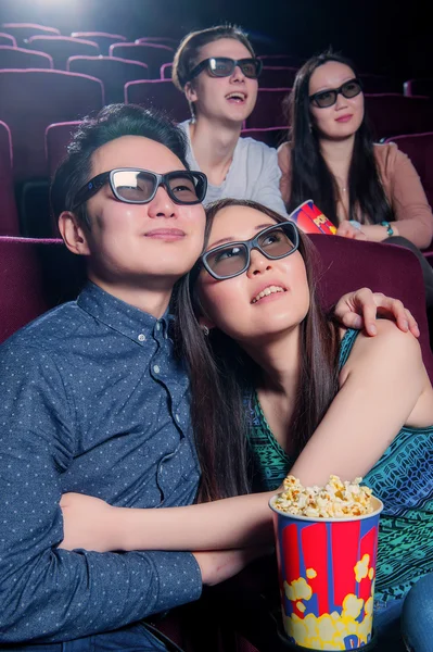 La gente en el cine con gafas 3D — Foto de Stock