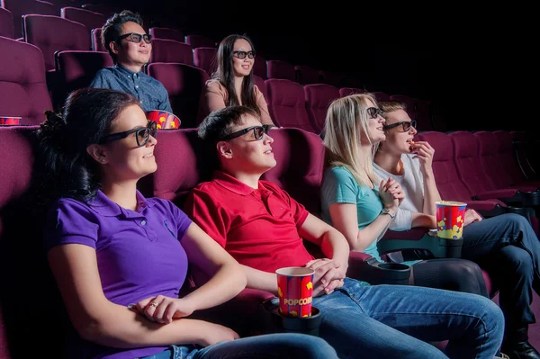 Pessoas no cinema usando óculos 3d — Fotografia de Stock