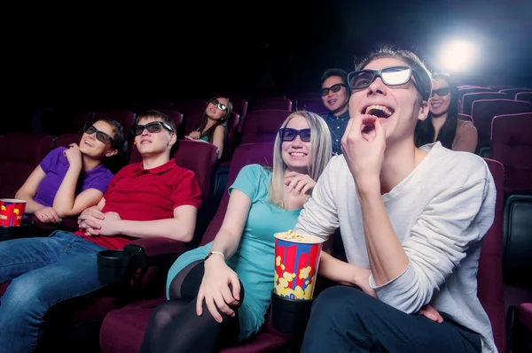Les gens au cinéma portant des lunettes 3D Image En Vente