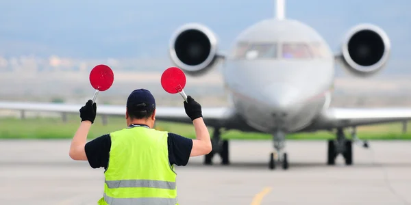 Controlador de tráfego aéreo com sinais — Fotografia de Stock