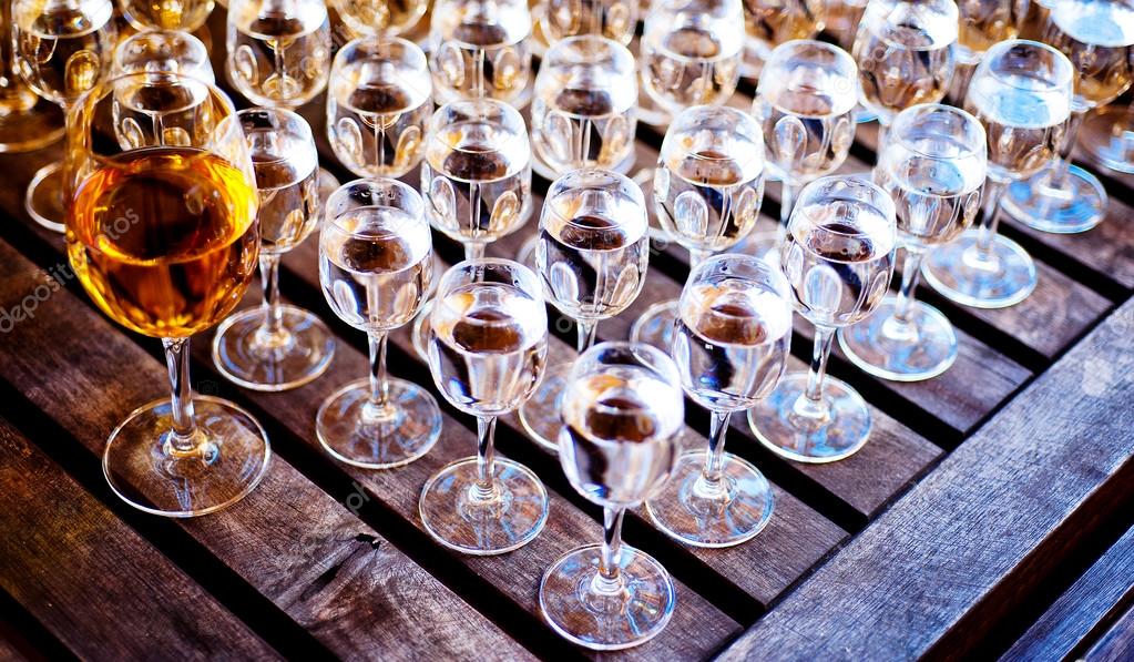 праздничный стол с выпивкой. стопка серебро 30 мл. побольше рюмки. побольше рюмки. шашки с рюмками.