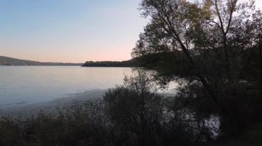 Günbatımında Comabbio Gölü üzerinde İHA uçuşu